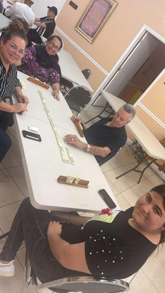 Comunidad jugando dominó