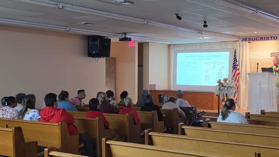 Interior del santuario de Iglesia Bautista Adonai
